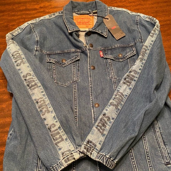 Brand NWT Levi’s Denim Jacket with Logo Print - Picture 2 of 4